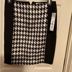 DKNY  BLACK AND WHITE SIZE O SKIRT
